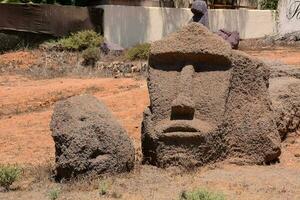 dos grande Roca estatuas en el suciedad foto