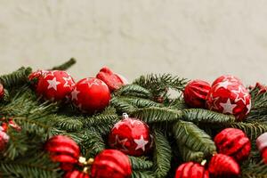 rojo Navidad pelota en un lustroso superficie foto