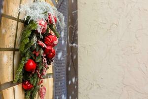 Navidad antecedentes con decorativo estrella, abeto ramas y pino conos foto