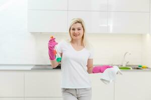 joven mujer haciendo tareas del hogar, limpieza el cocina foto