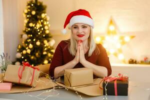 Retrato de una mujer joven durante los preparativos para la Navidad en casa foto