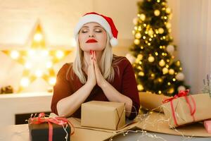 mujer con Navidad regalo caja foto