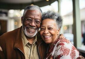 sano africano americano mayor Pareja sonriente contento y abrazando juntos, amor y relación concepto, ai generado foto