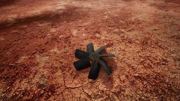 en svart propeller på en smutsig jord video