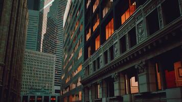 een bruisend stad straat bekleed met torenhoog wolkenkrabbers in nieuw york stad video