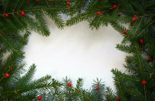 creativo composición con verde abeto ramas en un blanco antecedentes. Navidad antecedentes en retro estilo. naturaleza nuevo año concepto. foto