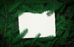 creativo composición con verde abeto ramas y un blanco tarjeta. Navidad antecedentes en retro estilo. nuevo año y Navidad tarjeta. naturaleza nuevo año concepto. Copiar espacio. foto
