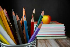 lapices en un antecedentes de libros y manzanas espalda a colegio concepto. antecedentes para diseño foto