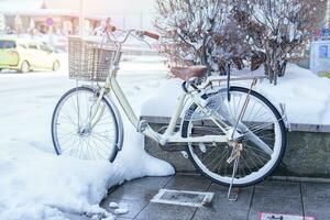 Clásico bicicleta con nieve en invierno estación. sapporo, Hokkaidō, Japón foto