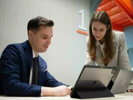 persona de negocios mujer de negocios empresario hombre mujer hembra masculino dama chico Caballero persona personas Mira ver tableta teléfono inteligente cuaderno computadora hablar hablar discusión salón de clases Universidad educación lección foto