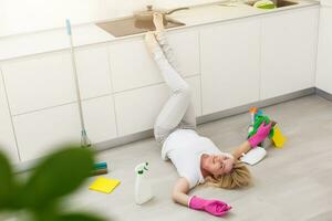 joven mujer haciendo tareas del hogar, limpieza el cocina foto