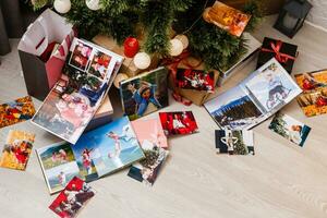 familia foto álbum cerca el Navidad árbol