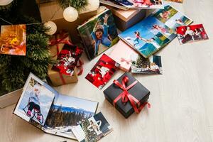 familia foto álbum cerca el Navidad árbol