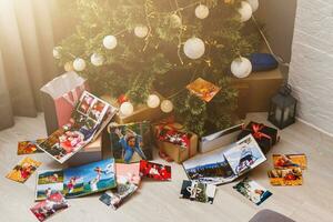 familia foto álbum cerca el Navidad árbol