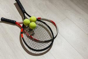 tenis concepto con el pelotas y raqueta foto