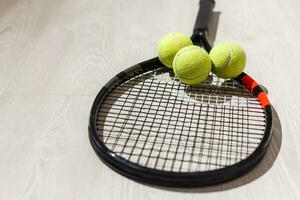 un conjunto de tenis. raqueta y pelota. estudio Disparo foto