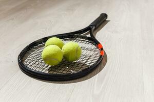 tenis concepto con el pelotas y raqueta foto