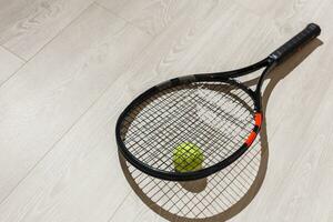 tenis concepto con el pelotas y raqueta foto