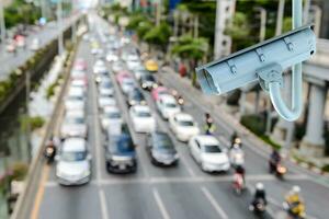 cctv seguridad cámara con borrón tráfico mermelada en Bangkok ciudad, Tailandia foto