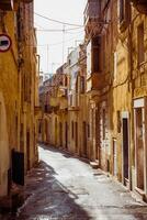 mdina, Malta - junio 22, 2019 - pequeño estrecho calle en Malta con antiguo edificios foto