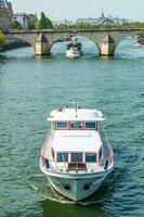 París, Francia - abr 21, 2019 - pequeño privado barco en el jábega río cerca arriba foto