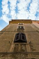 arquitectónico Mira a el casa desde el fondo arriba con nublado cielo en el antecedentes foto