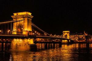 Budapest puente durante el noche con oscuro negro cielo en el antecedentes foto