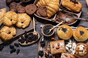 mesa parte superior ver de orgánico rústico estilo panadería con todo grano bollo, un pan y galletas con varios baya y nuez para hecho en casa sano Pastelería y tradicional horneando un pan concepto foto