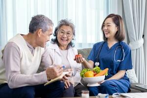 mayor Pareja obtener médico Consejo visitar desde cuidador nutricionista a hogar mientras teniendo sugerencia en Fresco vegetal comida para sano comiendo en probiótico y mejor digerir sistema concepto foto