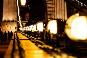 calle luces en el antiguo puente en Budapest foto