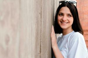 retrato de un linda niña con un maravilloso sonrisa foto