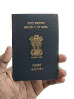 indio pasaportes, blanco antecedentes con negro cuero finalizar, parte superior frente ángulo foto