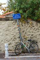 bicicleta adjunto a el la carretera firmar en Francia foto
