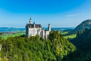 famoso cuento de hadas Neuschwanstein castillo en parte superior de el montaña en bávaro Alpes en Alemania foto