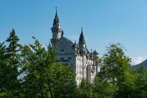 majestuoso real castillo de Neuschwanstein con un puro azul cielo en el antecedentes foto