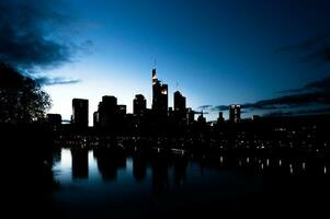 espectacular ver en el noche ciudad de frankfurt reflejando en el río foto