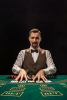 crupier detrás juego mesa en un casino. foto