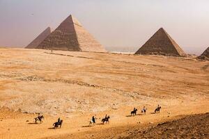 famoso egipcio pirámides de giza. paisaje en Egipto. pirámide en desierto. África. preguntarse de el mundo foto