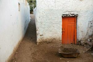 vistoso exterior pared de un nubio casa en Egipto. típico africano pueblo casas fachada. medieval calle. foto