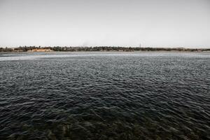 Nilo el mas largo río en África. primario agua fuente de Egipto. paisaje con claro agua río. foto