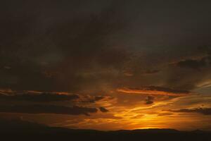 el calentar y vistoso iluminación de el cielo durante puesta de sol. foto