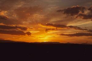 el calentar y vistoso iluminación de el cielo durante puesta de sol. foto