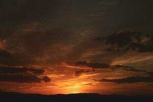 el calentar y vistoso iluminación de el cielo durante puesta de sol. foto