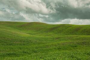 famoso toscana paisaje con curvo la carretera y ciprés, Italia, Europa. rural granja, ciprés árboles, verde campo, luz de sol y nube. foto