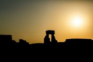 dendera templo complejo en Egipto. jeroglífico tallas en pared a el antiguo egipcio templo. foto