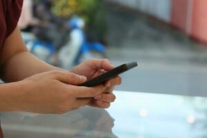 mano utilizando teléfono inteligente, tecnología concepto foto