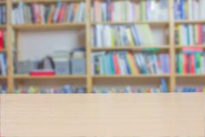 vacío de madera mesa en biblioteca antecedentes. Copiar espacio foto