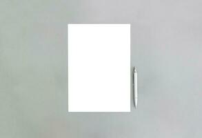 blanco modelo en un gris antecedentes. sitio para texto. minimalismo foto