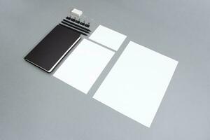 negocio antecedentes. cuaderno y plantillas de diferente formatos en un gris antecedentes foto