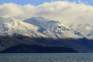 hermosa nieve montaña en wanaka pueblo nuevo Zelanda foto